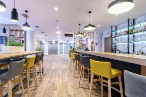 Ο χώρος του lounge ή του μπαρ στο Hilton Garden Inn Brussels City Centre