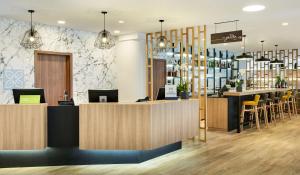 Ο χώρος του lounge ή του μπαρ στο Hilton Garden Inn Brussels City Centre