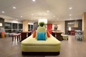 A seating area at Home2 Suites By Hilton Baton Rouge