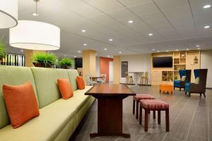 A television and/or entertainment centre at Home2 Suites By Hilton Baton Rouge