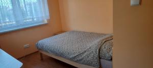 una piccola camera con letto e finestra di Kwatera Mikołajki a Mikołajki