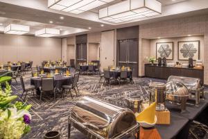 Doubletree By Hilton Lafayette East में खाने के लिए रेस्टोरेंट या कोई दूसरी जगह