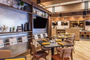 Doubletree By Hilton Lafayette East में टेलीविजन और/या मनोरंजन केंद्र