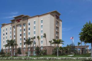 een weergave van de palmbronnen van de Hampton Inn Suites bij Hampton Inn Fort Lauderdale Pompano Beach in Pompano Beach