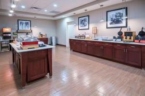 een grote kamer met een farmyacistacistasteryasteryasteryasteryasteryasteryasteryasteryasteryasteryasteryastery bij Hampton Inn Opelousas in Opelousas