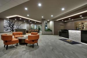 an office lobby with a table and chairs and a counter at Doubletree By Hilton Mt. Vernon in Mount Vernon