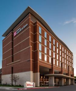 ハーストにあるHilton Garden Inn Dallas At Hurst Conference Centerの商店街計画のホテルの表示