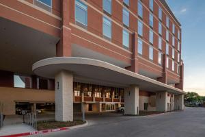 ハーストにあるHilton Garden Inn Dallas At Hurst Conference Centerの大きな建物