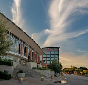 ハーストにあるHilton Garden Inn Dallas At Hurst Conference Centerの大きな建物