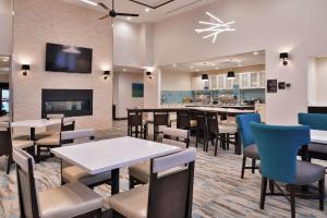 Homewood Suites Des Moines Airport 레스토랑 또는 맛집