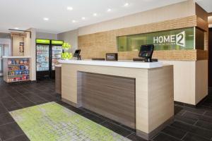 史密斯菲尔德Home2 Suites Smithfield Providence的一个带家庭柜台的商店的大堂