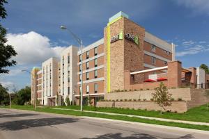 budynek po stronie ulicy w obiekcie Home2 Suites by Hilton Bloomington w mieście Bloomington