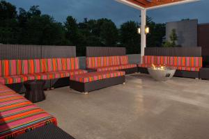 patio z 2 kanapami i miejscem na ognisko w obiekcie Home2 Suites by Hilton Bloomington w mieście Bloomington