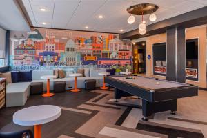 uma sala de jogos com uma mesa de bilhar e um mural em Tru By Hilton Little Rock West em Little Rock