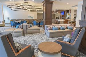 Posezení v ubytování Hilton Garden Inn Cincinnati Midtown