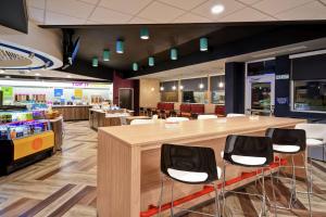 ein Fast-Food-Restaurant mit einer Theke und Stühlen in der Unterkunft Tru By Hilton Fort Wayne in Fort Wayne