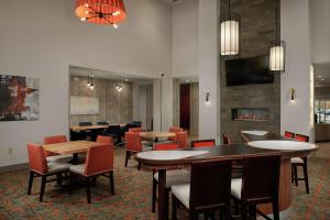 Homewood Suites By Hilton Cincinnati Midtown tesisinde bir televizyon ve/veya eğlence merkezi