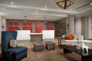 Homewood Suites By Hilton Cincinnati Midtown tesisinde bir oturma alanı