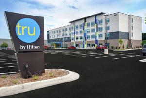 ケントウッドにあるTru By Hilton Grand Rapids Airportのホテル前駐車場の看板