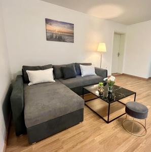 sala de estar con sofá y mesa en Confortable appart. en résidence (rez-de-chaussé), en Dudelange