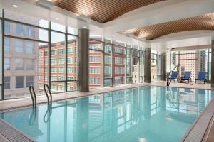 - une grande piscine dans un bâtiment doté de fenêtres dans l'établissement Homewood Suites By Hilton Chicago Downtown South Loop, à Chicago