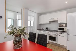 Una cocina o kitchenette en BNBHolder Apartamentos en Sol Confort 2