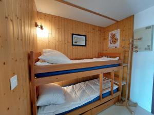 Krevet ili kreveti u jedinici u objektu Appartement cosy à Méaudre - 2 chambres, 5 pers, parking, lave-linge - FR-1-737-39