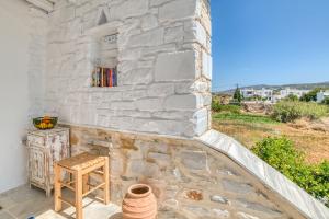 Svalir eða verönd á Cavos Paros Boho Chic sea-view apartment in Aliki