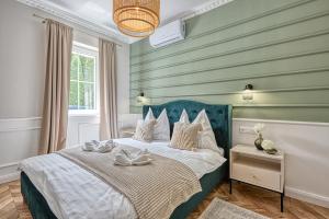 Ліжко або ліжка в номері The Doors Luxury Apartment