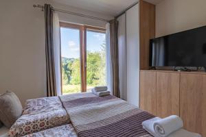 Un pat sau paturi într-o cameră la Apartmán Jesienka, Hillside