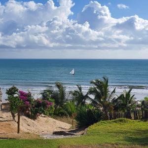 ein Segelboot im Meer am Strand in der Unterkunft Villa Duna Icaraizinho beach front in Icaraí