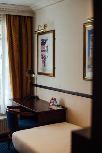 A seating area at Boutique Hotel De Doelen