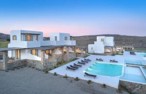 een buitenuitzicht op een villa met een zwembad bij Legendary Suites in Mykonos-stad