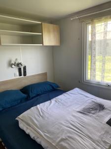 Cama ou camas em um quarto em Mobil home camping privé