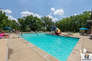 - une piscine dans un parc avec une aire de jeux dans l'établissement Forest Heights Lodge - 6BR - Pool Table - Near Silver Dollar City - FREE TICKETS INCLUDED, à Branson