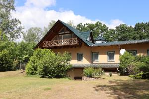 an old house with a gambrel roof at Villa-Pälitzsee in Rheinsberg