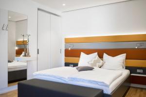 Tempat tidur dalam kamar di Seven Hotel + Boardinghouse