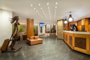 a lobby of a hotel with a statue of a woman at Best Western Marina del Rey in Viña del Mar