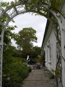 um arco sobre uma passagem ao lado de um edifício branco em Juhl's Bed & Breakfast em Kolding