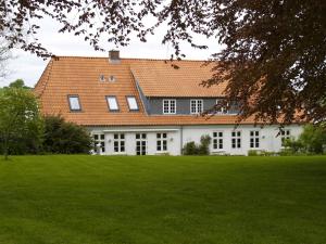 uma grande casa branca com um telhado vermelho em Juhl's Bed & Breakfast em Kolding