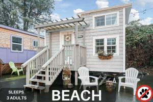 een strandhuis met 2 stoelen en een veranda bij Tiny Digs - Hotel of Tiny Houses in Portland