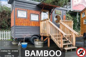 een tiny house met een trap op een trailer bij Tiny Digs - Hotel of Tiny Houses in Portland