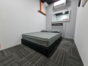 - une petite chambre avec un lit dans l'établissement Ayden Hostel Airport Transit - KLIA, à Sepang