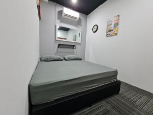 - une petite chambre avec un lit dans l'établissement Ayden Hostel Airport Transit - KLIA, à Sepang