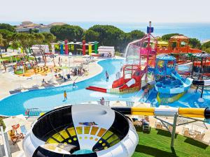 einen Wasserpark mit Wasserrutsche und Achterbahn in der Unterkunft Grecotel LUXME Palms at Riviera Olympia & Aqua Park in Loutra Killinis