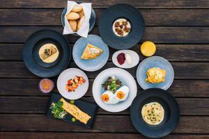 Makanan di atau di tempat lain dekat hotel