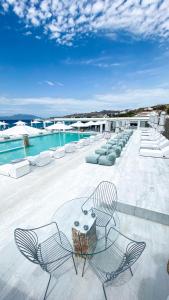 Bazén v ubytování Mykonos Bay Resort & Villas nebo v jeho okolí