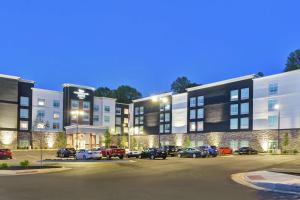 een parkeerplaats met auto's voor een gebouw bij Homewood Suites By Hilton Lynchburg in Lynchburg