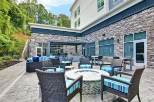 een patio met stoelen en tafels bij Homewood Suites By Hilton Lynchburg in Lynchburg