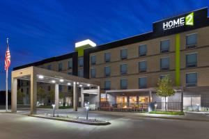 um edifício de hotel com uma placa que diz casa em Home2 Suites By Hilton Battle Creek, Mi em Battle Creek